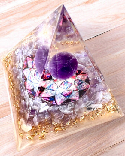 Energetická pyramída "Amethyst Star" orgonitová s kryštálmi ametystu