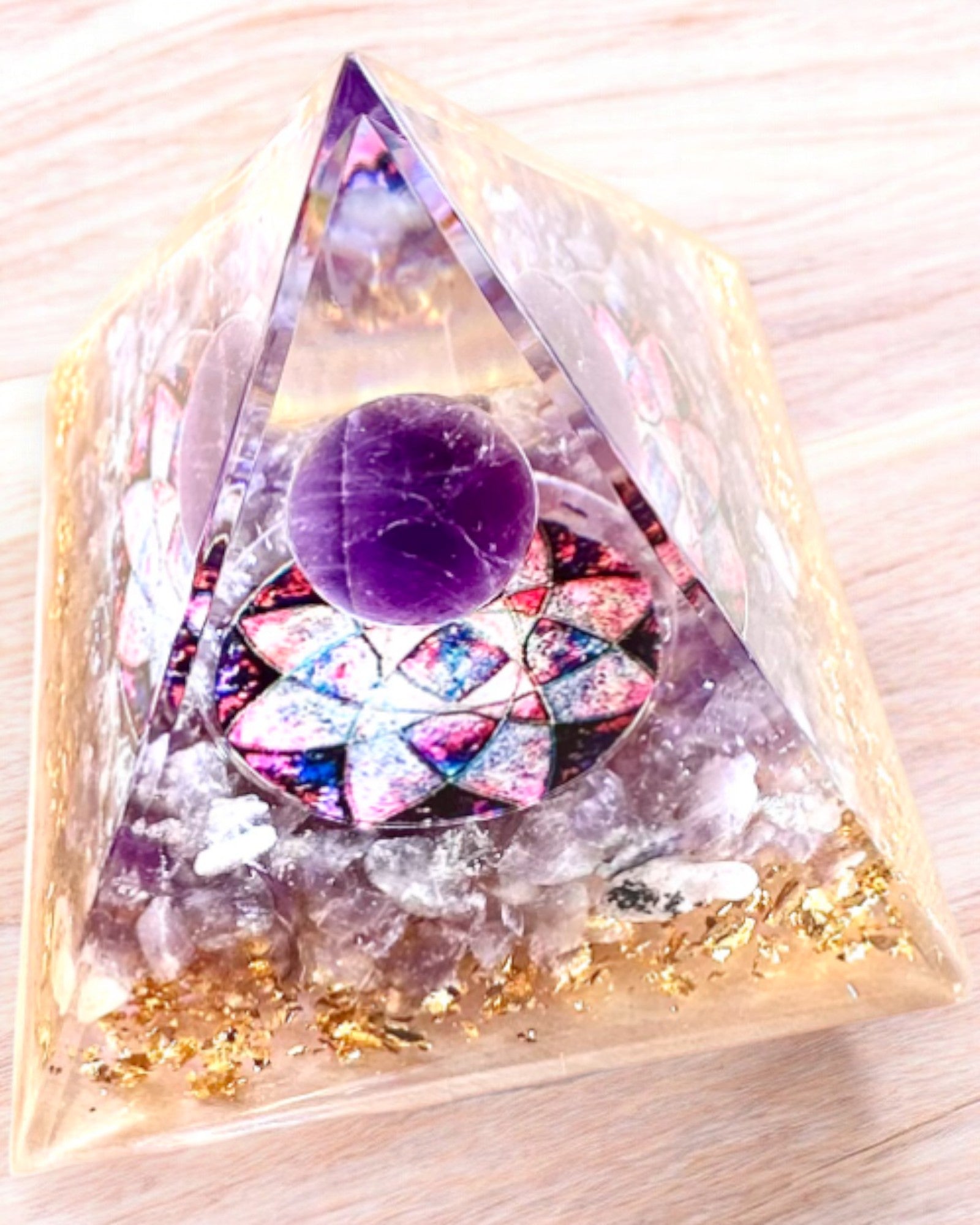 Energetická pyramída "Amethyst Star" orgonitová s kryštálmi ametystu