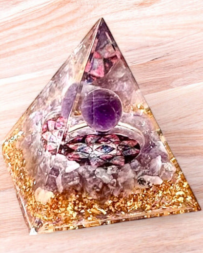 Energetická pyramída "Amethyst Star" orgonitová s kryštálmi ametystu