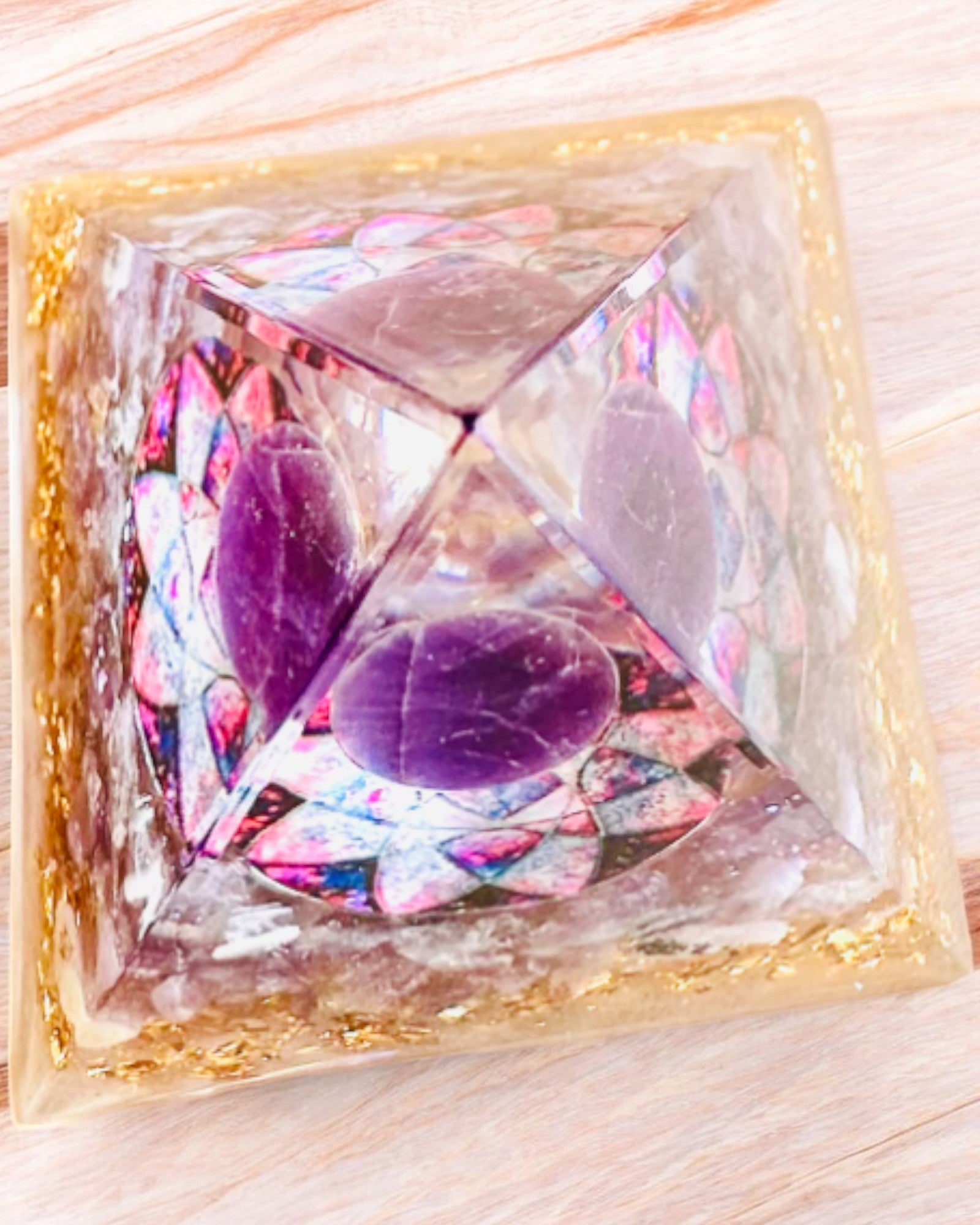 Energetická pyramída "Amethyst Star" orgonitová s kryštálmi ametystu