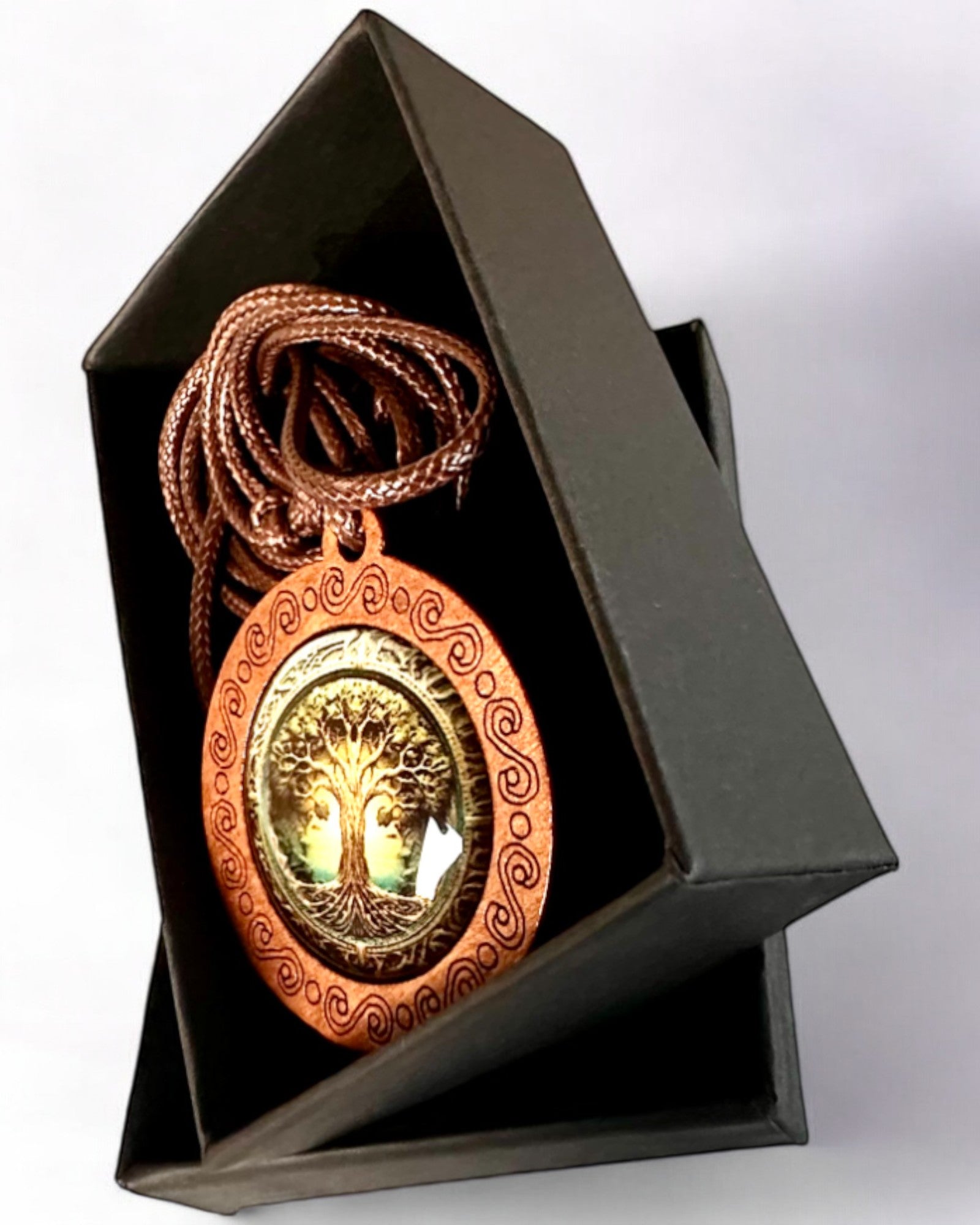 Amulet Života "Strom Predkov" - Ručne Vyrobený Náhrdelník z Dreva a Skla, možnosť personalizácie gravírovaním na darček