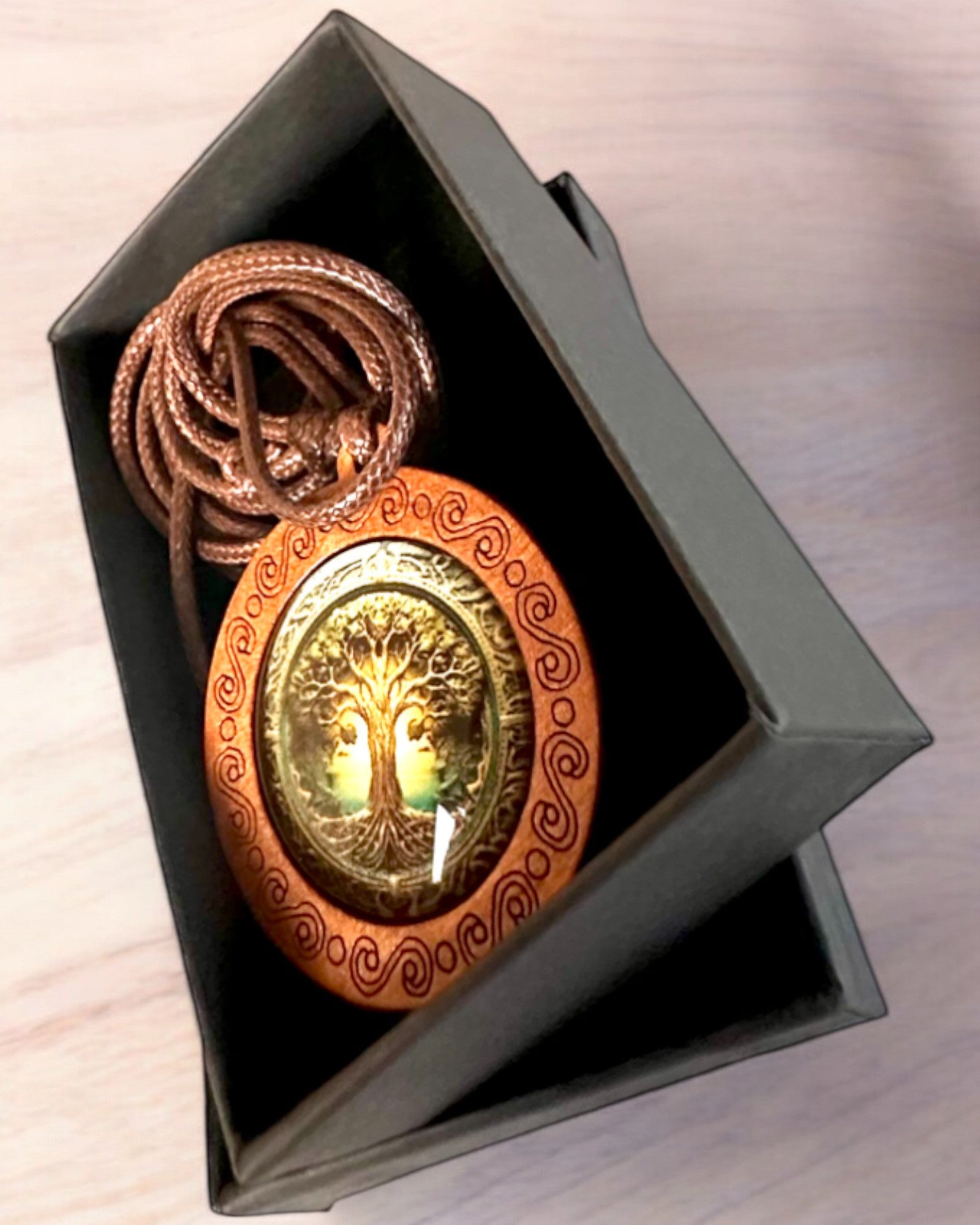 Amulet Života "Strom Predkov" - Ručne Vyrobený Náhrdelník z Dreva a Skla, možnosť personalizácie gravírovaním na darček