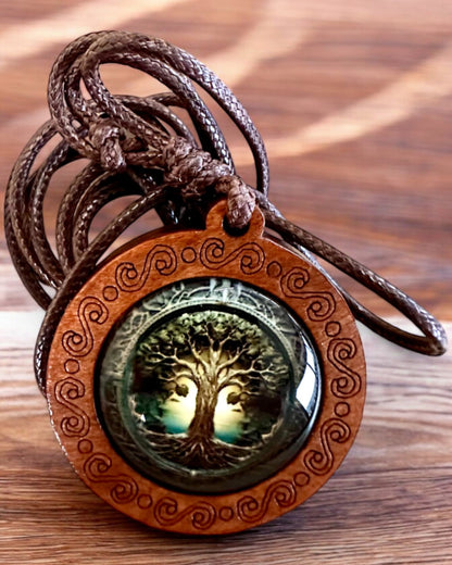 Amulet Života "Strom Predkov" - Ručne Vyrobený Náhrdelník z Dreva a Skla, možnosť personalizácie gravírovaním na darček