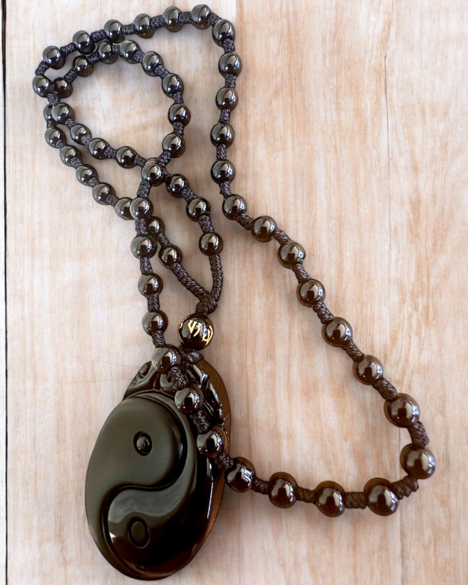 Obsidianový amulet Yin Yang s gravírovaním - Harmónia a ochrana, personalizácia gravírovaním na darček