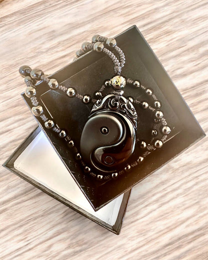 Obsidianový amulet Yin Yang s gravírovaním - Harmónia a ochrana, personalizácia gravírovaním na darček