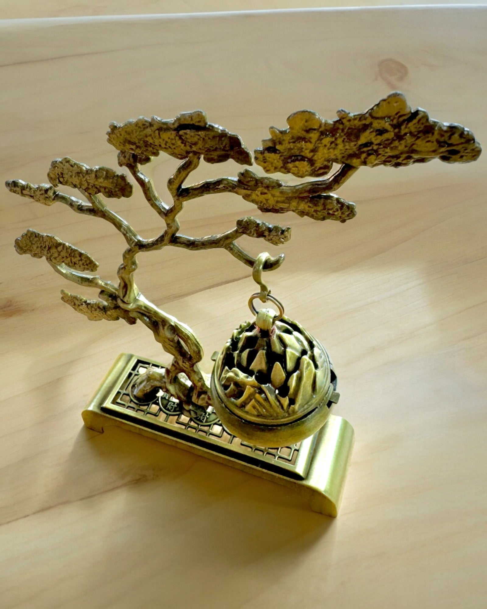 Elegantný kovový držiak na kadidlo Bonsai - možnosť personalizácie gravírovaním na darček