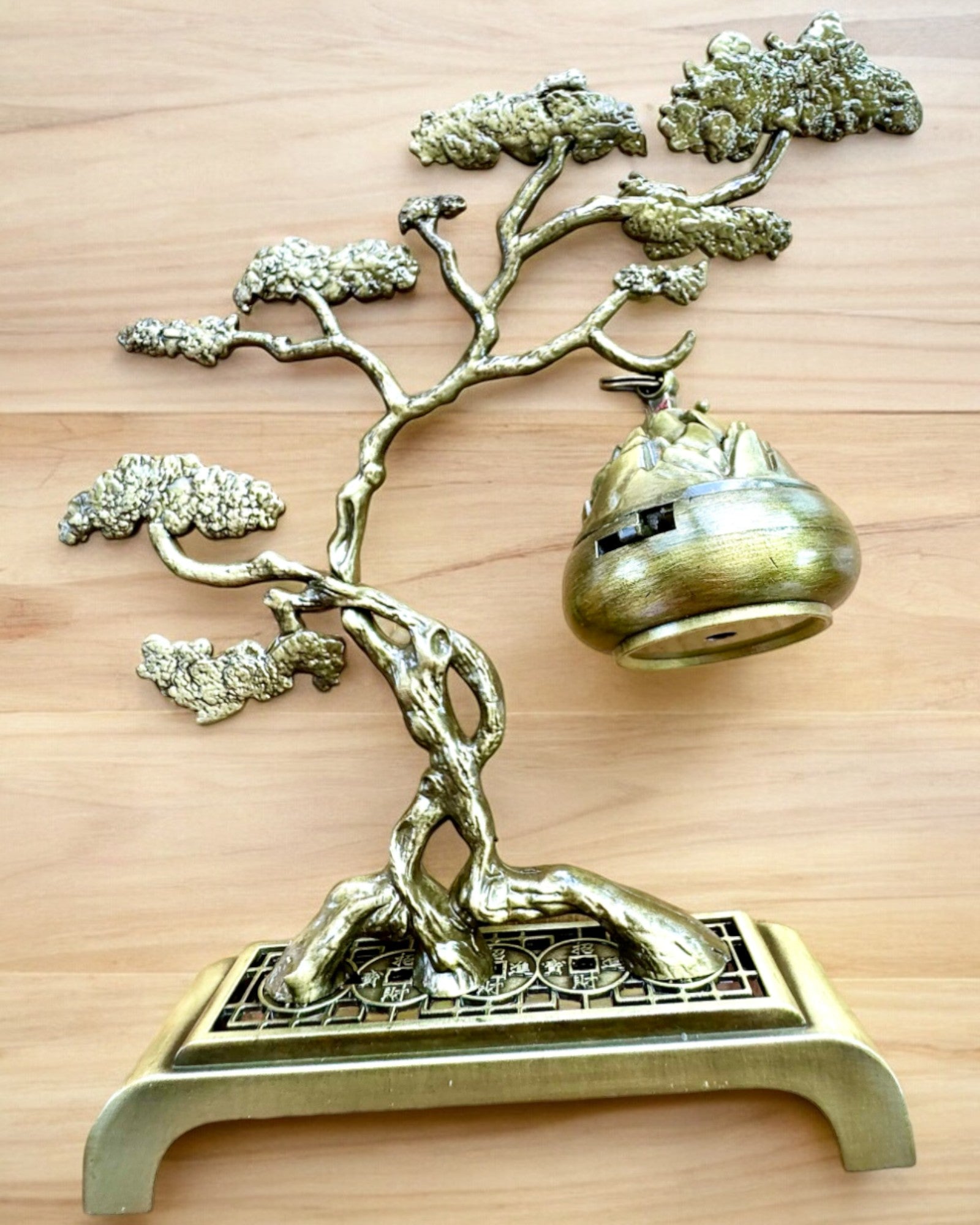 Elegantný kovový držiak na kadidlo Bonsai - možnosť personalizácie gravírovaním na darček