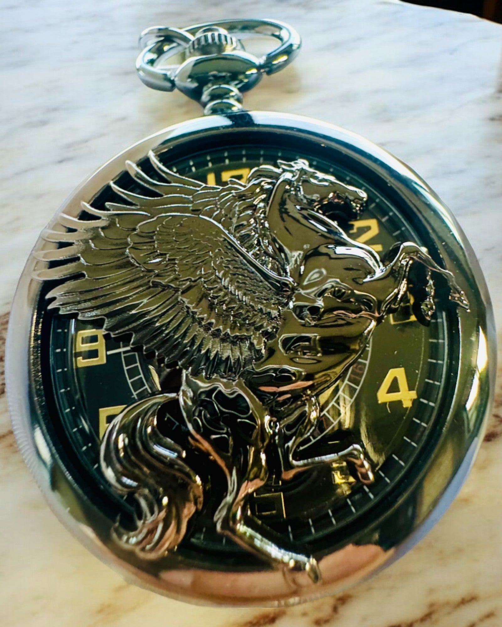 Vreckové hodinky "Equus Tempus" - Čierne s motívom koňa, možnosť personalizácie gravírovaním - čierny ciferník