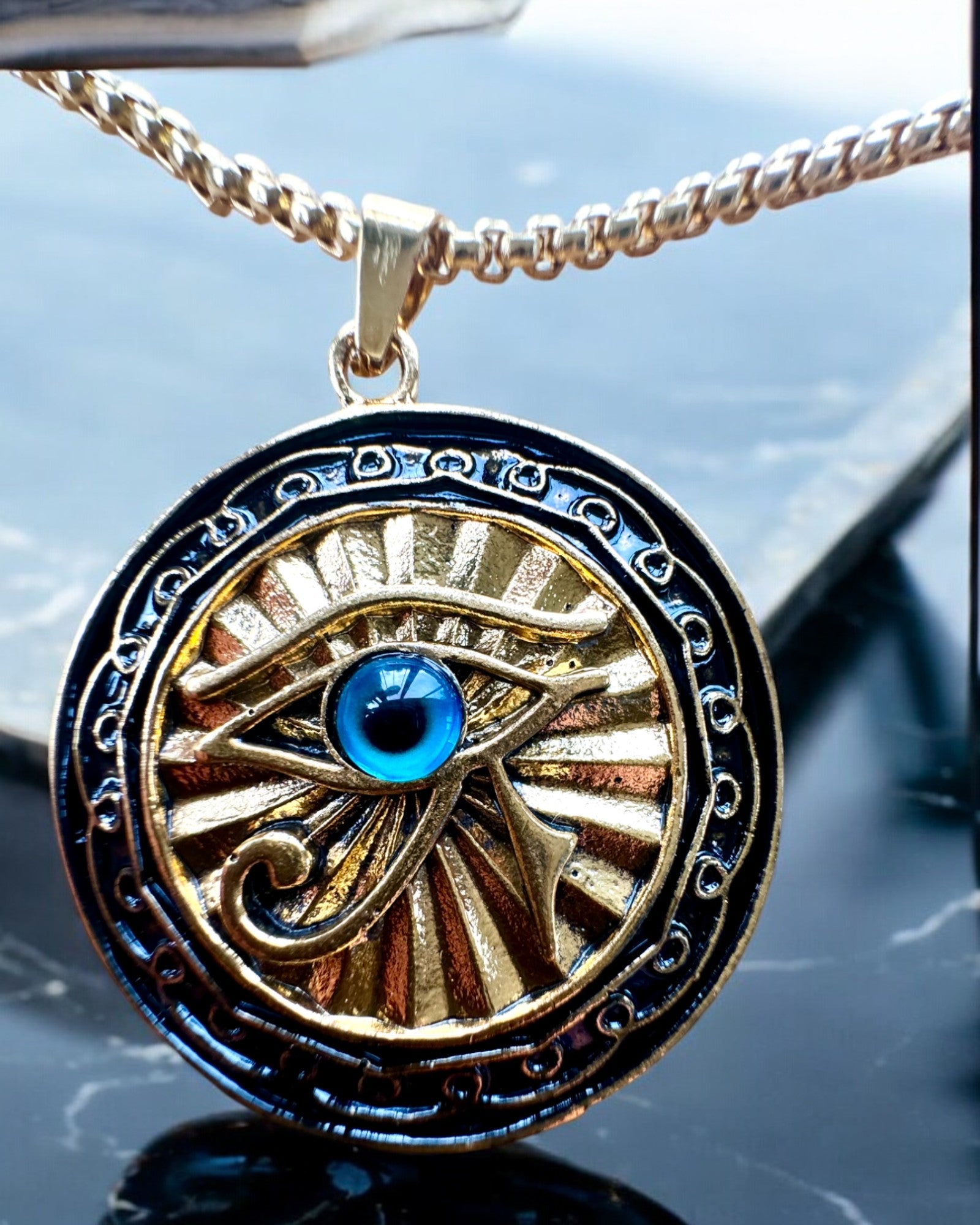 Amulet "Oko Horusa" - Elegancia a Ochrana, možnosť personalizácie gravírovaním na darček