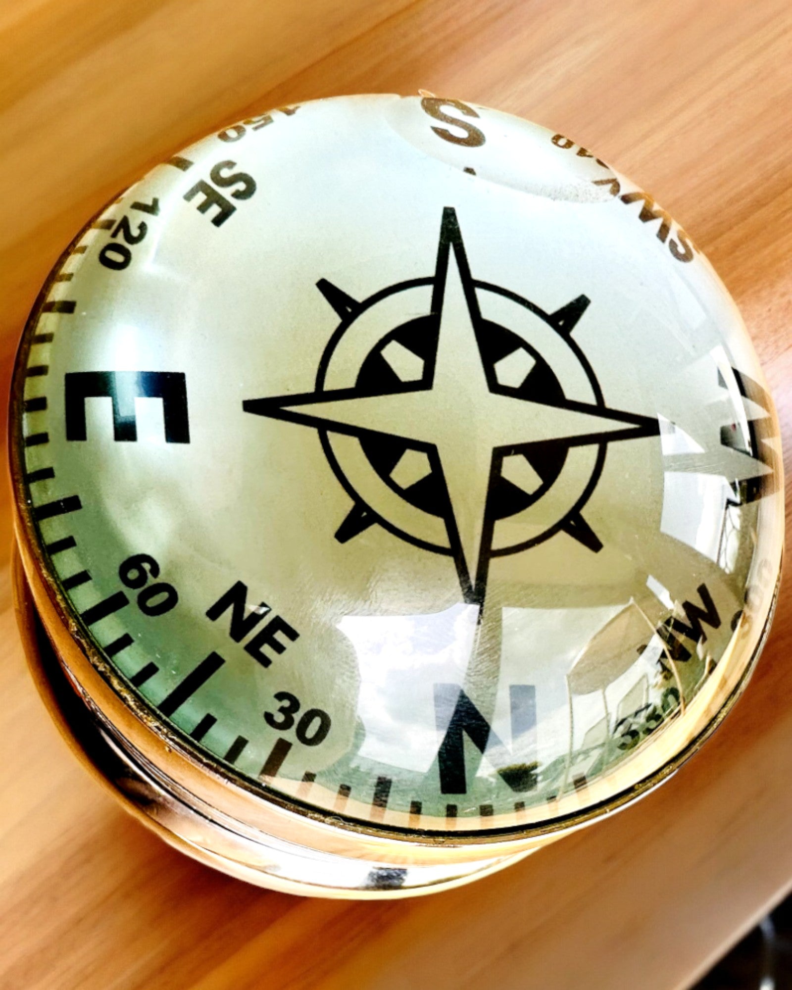 Bailey Compass Clock - Elegantný Hodiny s Motívom Kompasu s Možnosťou Gravírovania