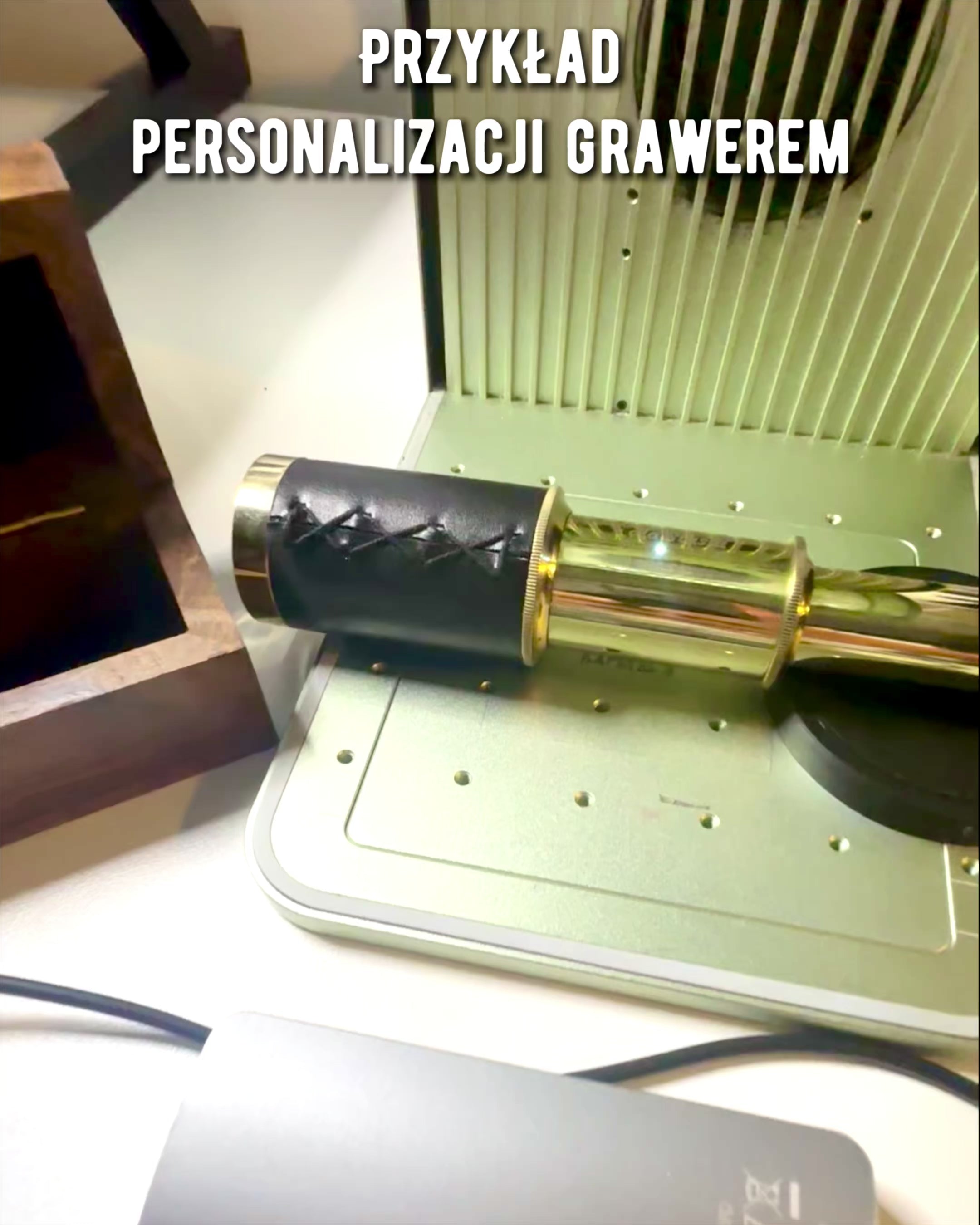 Luneta Cestovateľa Raj – Ručná práca - personalizácia gravírovaním