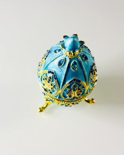 Nebeské Fabergého vajce – Emailový organizátor šperkov - farba modrá obloha. Personalizácia gravírovaním.