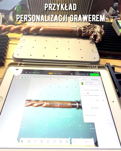 "Vlčí Strážca" - Ručne vyrezávaná palica na chodenie, drevená, možnosť personalizácie gravírovaním