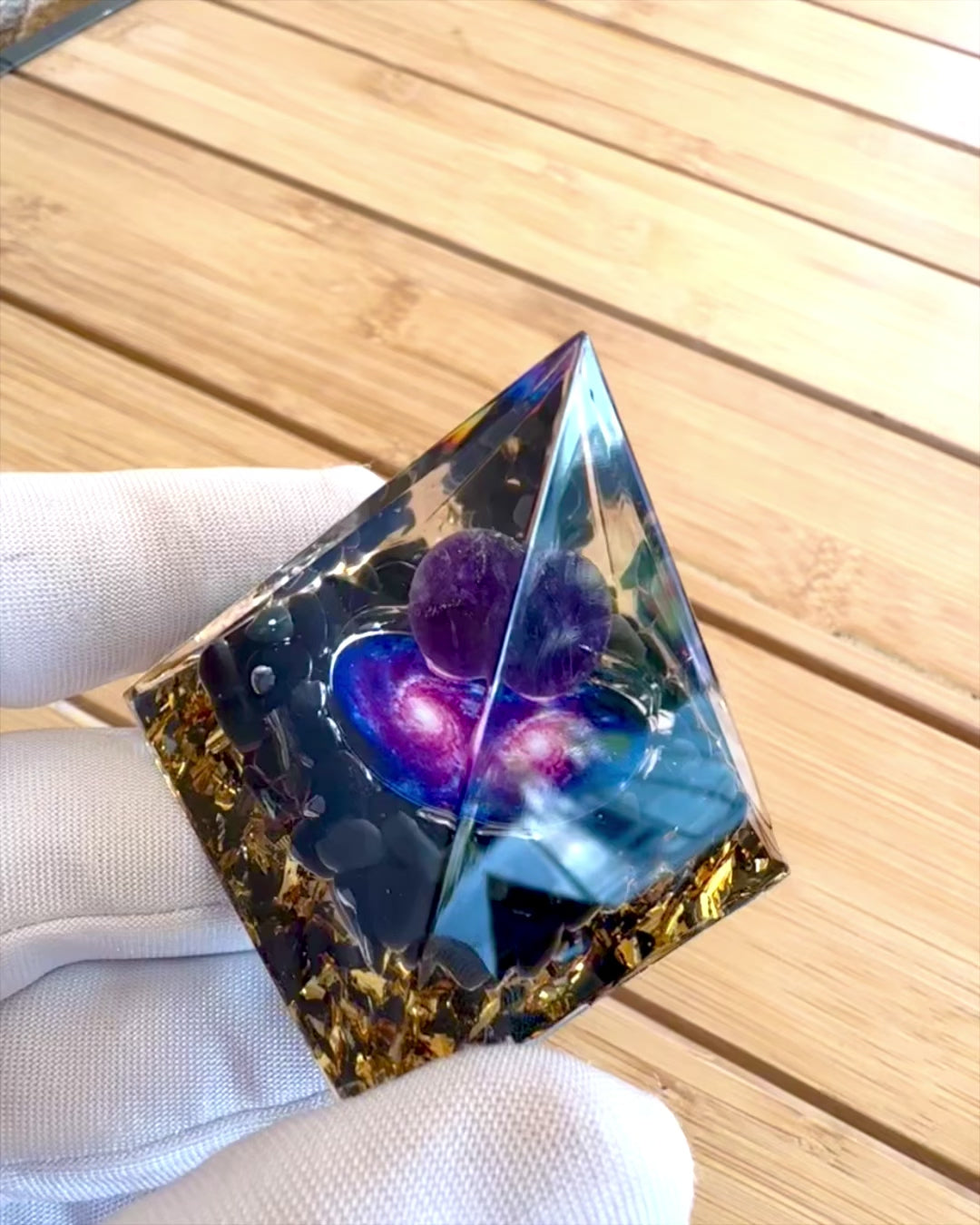 Pyramída Energetická orgonitová Kozmickej Energie - Amulet s Ametystom a Šupinkami