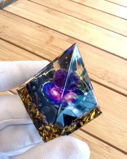 Pyramída Energetická orgonitová Kozmickej Energie - Amulet s Ametystom a Šupinkami