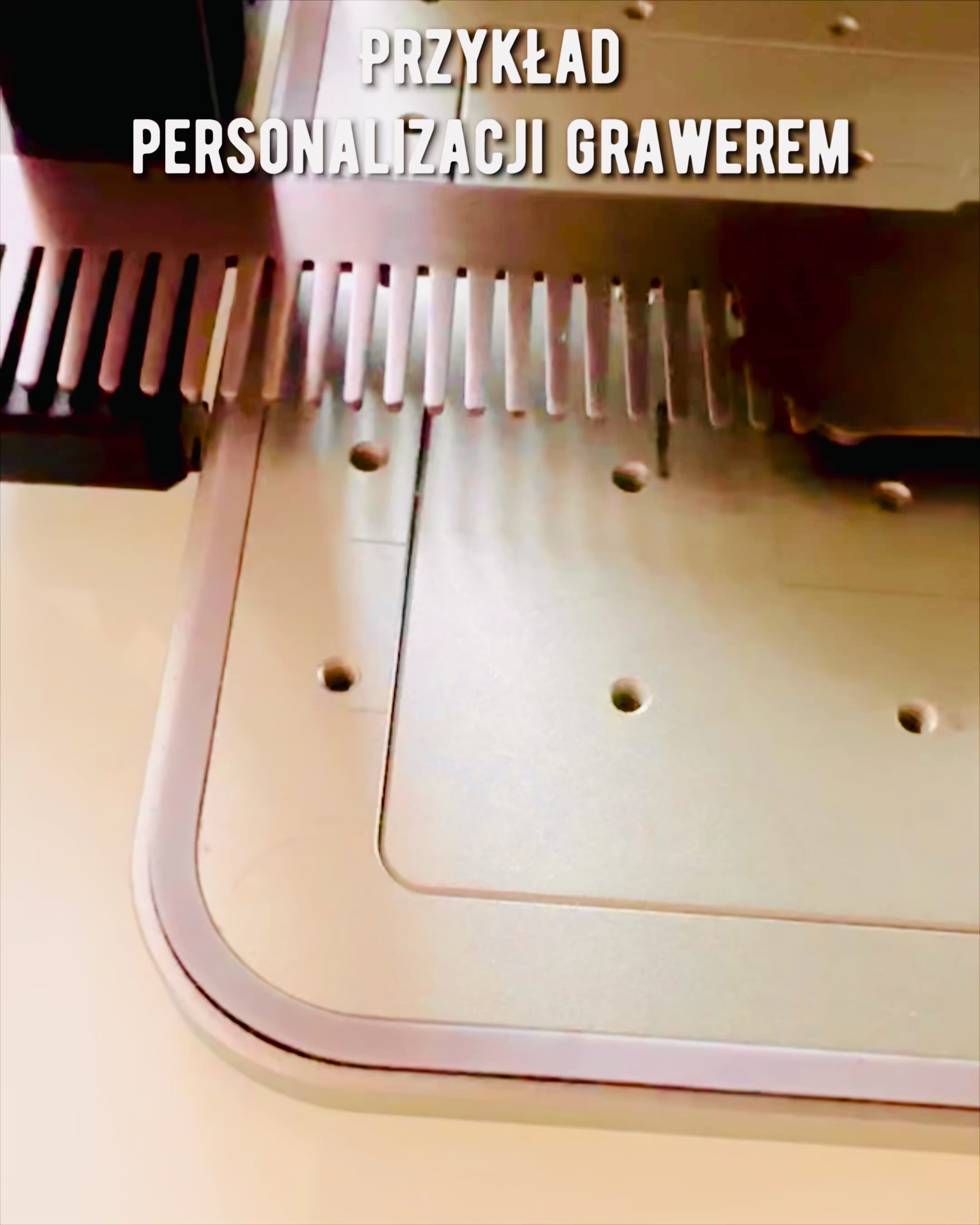 GroomMaster - Elegantný Kovový Hrebeň s Gravírovaním, personalizácia gravírovaním