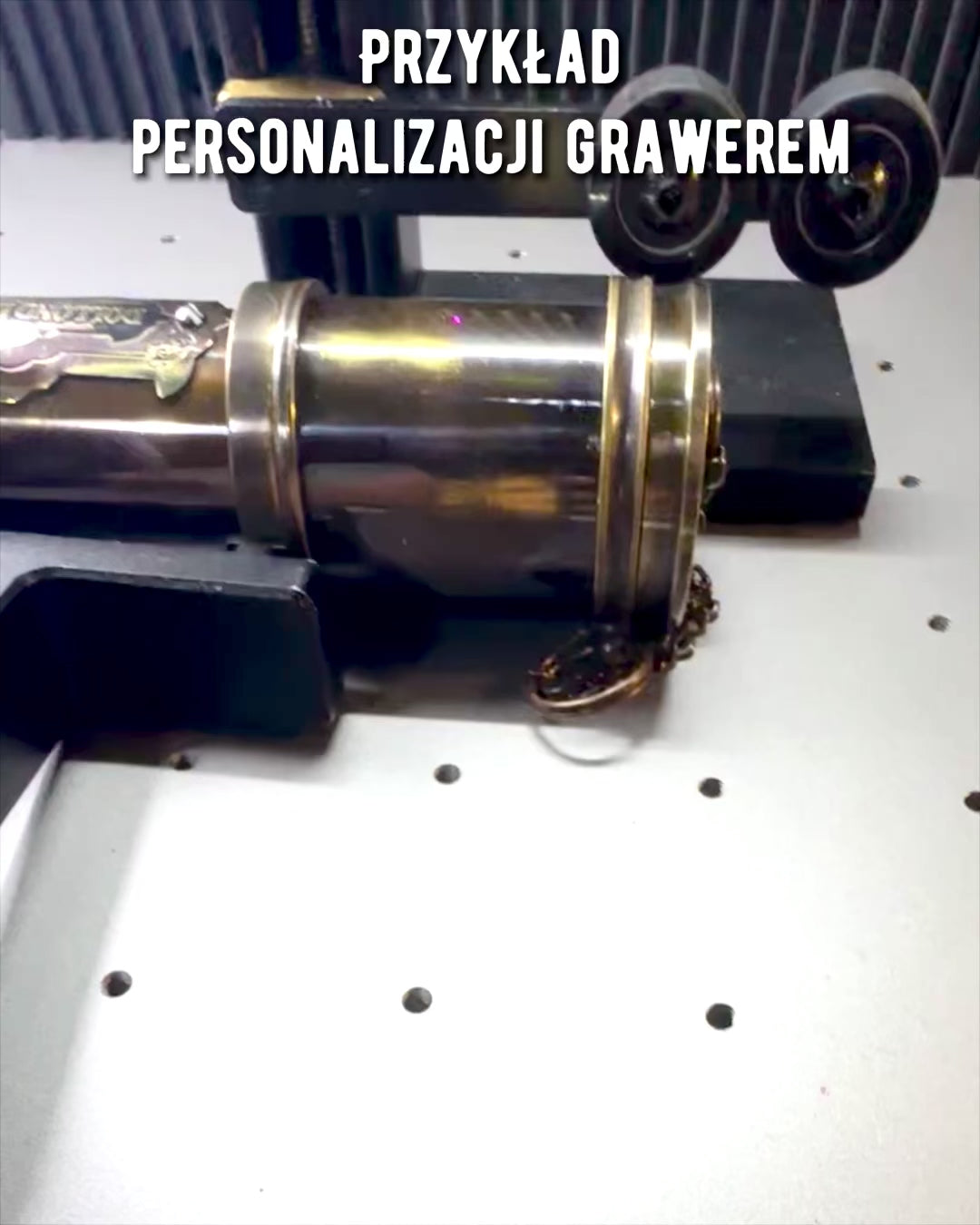 Prémiová luneta "Voyager" s gravírovanou lunetou a puzdrom z pravej kože, možnosť personalizácie gravírom na darček.