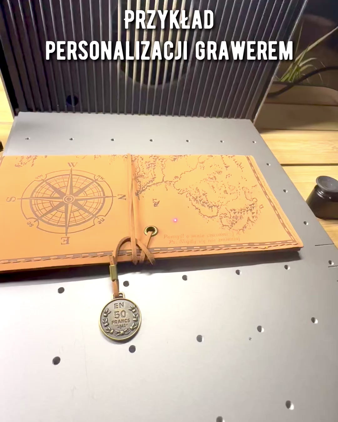 Retro Jasno hnedý - matný, kožený Púzdro v Štýle Cestovateľa s Mapou Sveta – Praktické a Priestranné. Personalizácia gravírovaním.