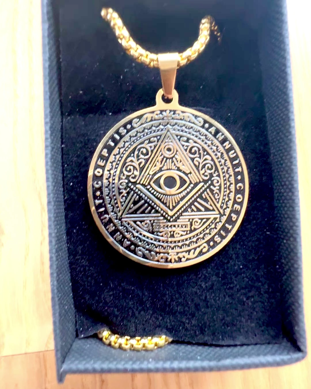 Amulet Tajomnej Moci - Náhrdelník s Gravírovaním, 2 farebné varianty na výber